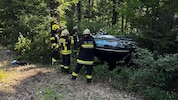 Der Pkw überschlug sich aus bisher unbekannter Ursache.