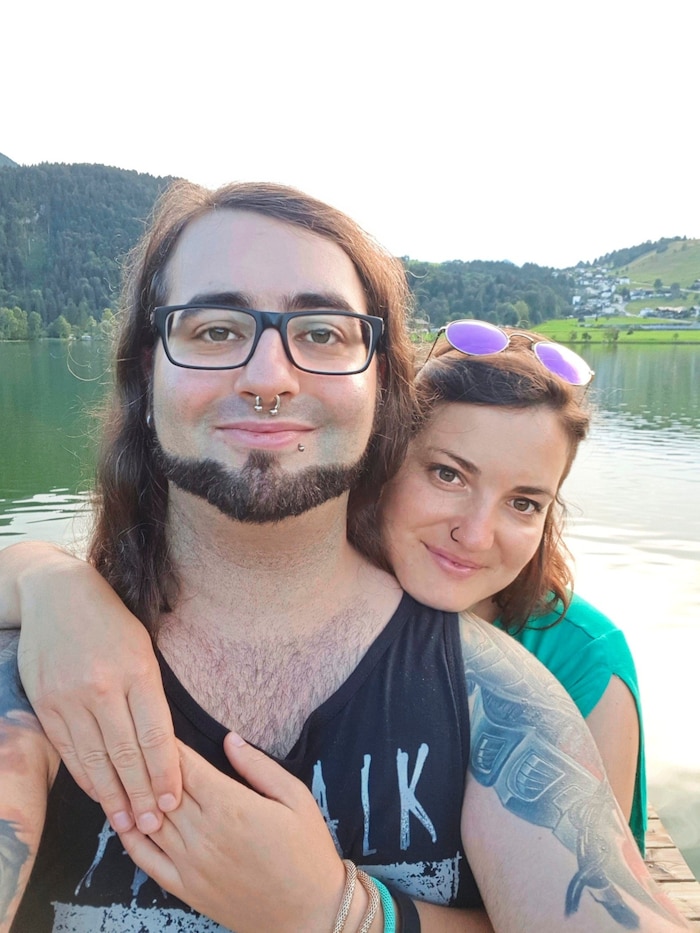 Sportlich sind Reinhold Knapp und seine Lisa aus Ebbs beim Wandern rund um den schönen Thiersee.