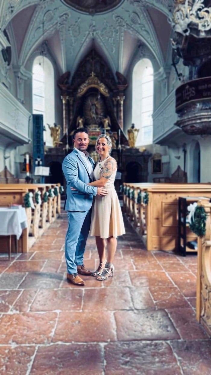 Petra und Alex Berner verliebt in einer Kirche in Aurach.