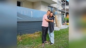 Die Hauptgewinner Carina und Florian Eichinger vor ihrem Haus in Kirchbichl.