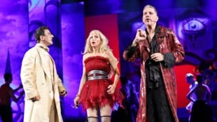 Martin Achrainer als Jupiter, Jeannette Wernecke als Eurydike und Peter Bording als Pluto