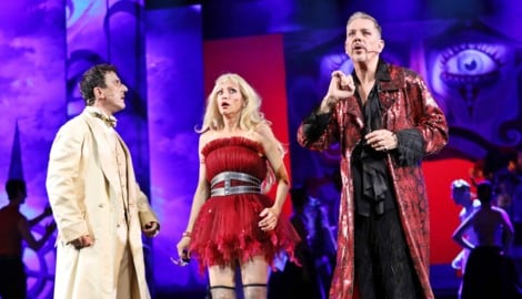 Martin Achrainer als Jupiter, Jeannette Wernecke als Eurydike und Peter Bording als Pluto