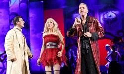 Martin Achrainer als Jupiter, Jeannette Wernecke als Eurydike und Peter Bording als Pluto