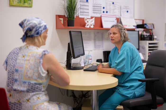 Frau M. (li.) wird seit April im Brustgesundheitszentrum der Klinik Landstraße behandelt.
