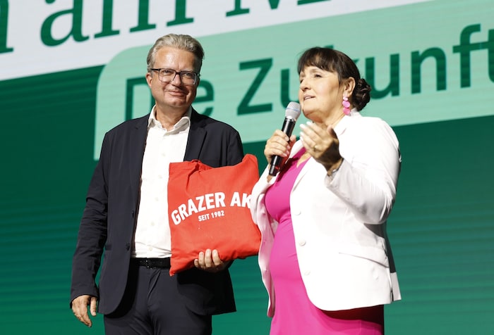 Für Vorgänger Christopher Drexler gab‘s von Khom ein GAK-Fansackerl.