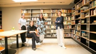 Alexandra Jank, Anne Zühlke, Gabriele Bösch und Nina Fritsch in der neuen Fachbibliothek „DOCK ...