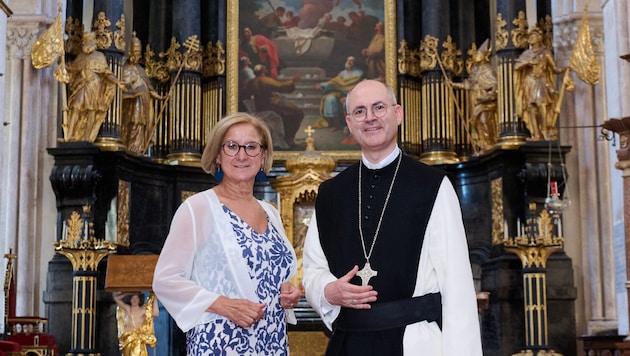 Mikl-Leitner und Abt Pius vor dem prächtigen Hochaltar.