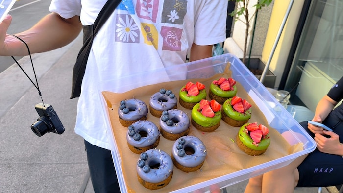... sowie Matcha- und Heidelbeer-Donuts.