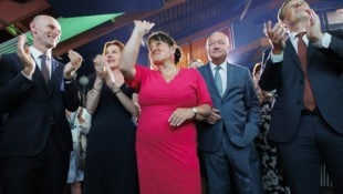 Jubelstimmung nach der Wahl Manuela Khoms zur neuen ÖVP-Landesparteiobfrau. 