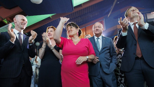 Jubelstimmung nach der Wahl Manuela Khoms zur neuen ÖVP-Landesparteiobfrau.