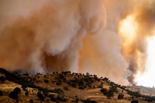Das „Madre Fire“ im US-Bundesstaat Kalifornien