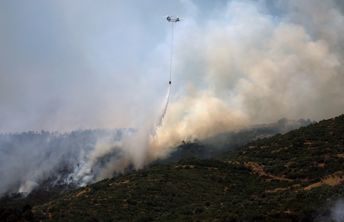 Ein Löschhelikopter in der Nähe von Izmir