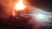 Der Holzstoß brannte komplett nieder.