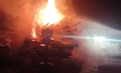 Der Holzstoß brannte komplett nieder.