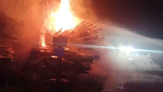 Der Holzstoß brannte komplett nieder.