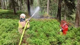 Löscheinsatz im Wald unweit der Absturzstelle
