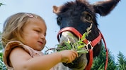Johanna übt sich schon jetzt als Tierpflegerin.