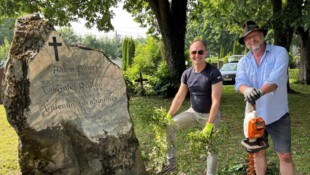 Bauer und Osmalz übernahmen die würdevolle Sanierung des Grabsteins.