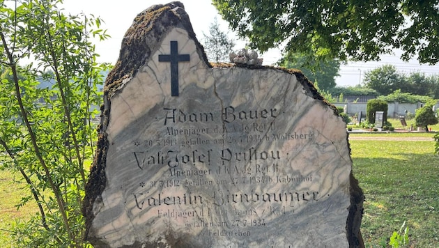 Am Friedhof Annabichl befindet sich ein Grab- und Gedenkstein, der an drei Soldaten des ...