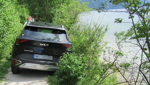 Die Feuerwehr musste das Auto bergen