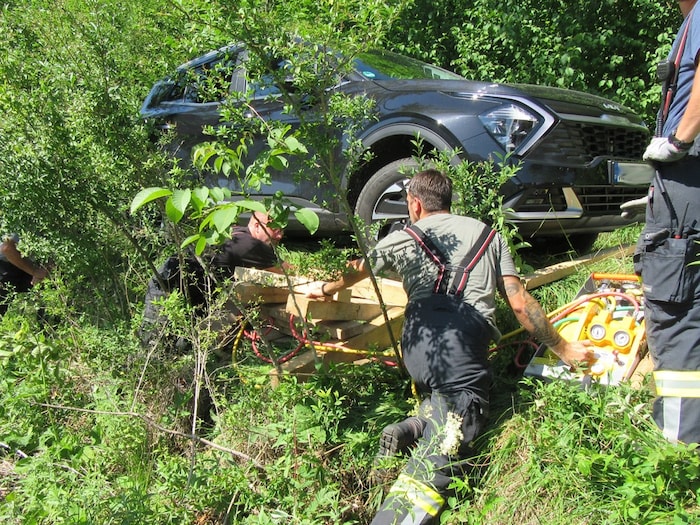 Mit Holzstapeln wurde das Auto zurück auf den Weg gehoben.