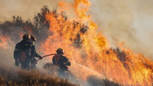 Auf Kreta sind derzeit Waldbrände außer Kontrolle geraten.