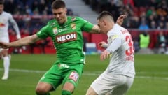 Luca Meisl (li.) im Duell mit Salzburgs Oscar Gloukh.