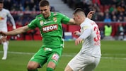 Luca Meisl (li.) im Duell mit Salzburgs Oscar Gloukh.