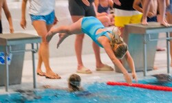 Die Forderung der Eltern ist klar: Alle Kinder sollen schwimmen lernen.