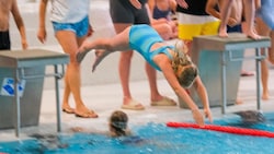Die Forderung der Eltern ist klar: Alle Kinder sollen schwimmen lernen.