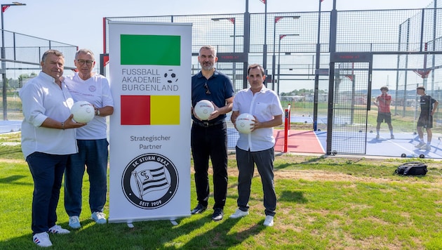 Dallos, Döring, Dorner und Heger bei den neuen Padbol-Courts der Fußballakademie in Mattersburg.