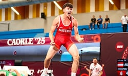 Mukhammad Inshapiev jubelte über die Bronzemedaille.