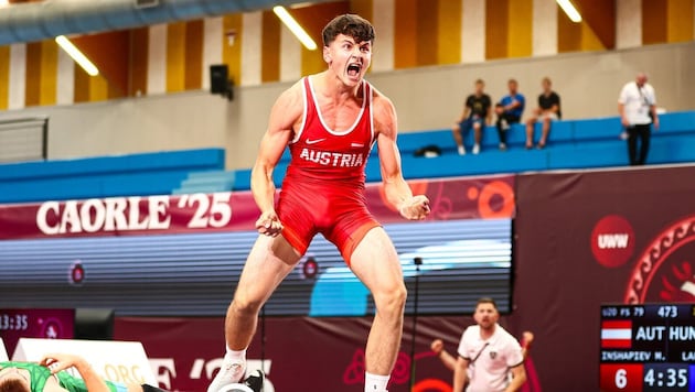 Mukhammad Inshapiev jubelte über die Bronzemedaille.