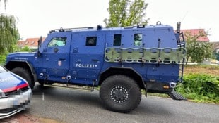 Nach einer Schussabgabe fuhr die Polizei mit einem Großaufgebot an Beamten am Tatort auf. ...