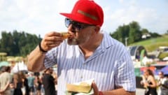 Dienstlich dinieren: Jörg Bruch probierte Essen an jedem einzelnen Gastrostand