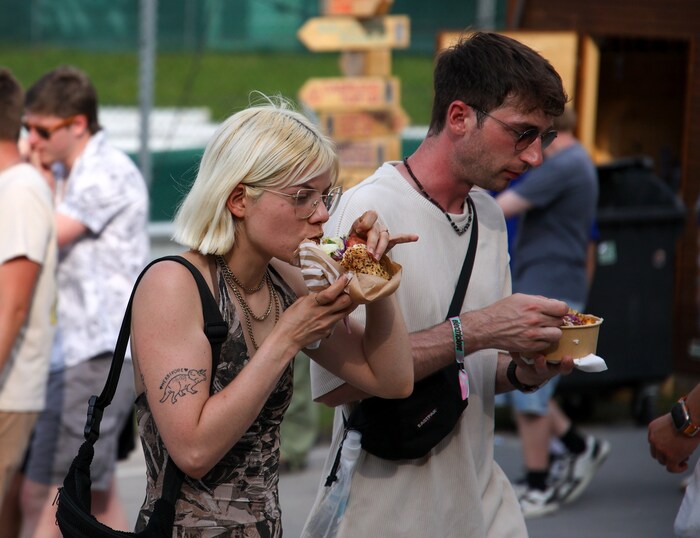 Beim Festival muss es schnell gehen: Flott was essen und dann zur Show.
