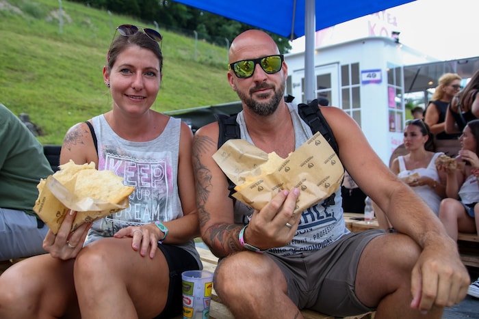 Ein Klassiker und immer noch beliebt: Die ELF-Fans lassen sich gerne ein Langos schmecken.