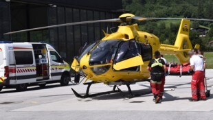 Mit dem Notarzthubschrauber wurde der Mann in die Klinik Innsbruck geflogen.