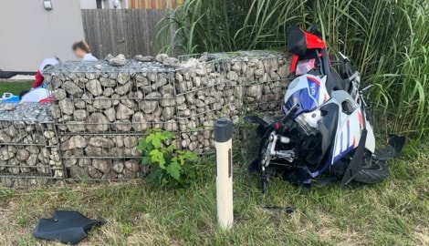 Der Schwerverletzte wurde im Garten von den alarmierten Rettungskräften erstversorgt.