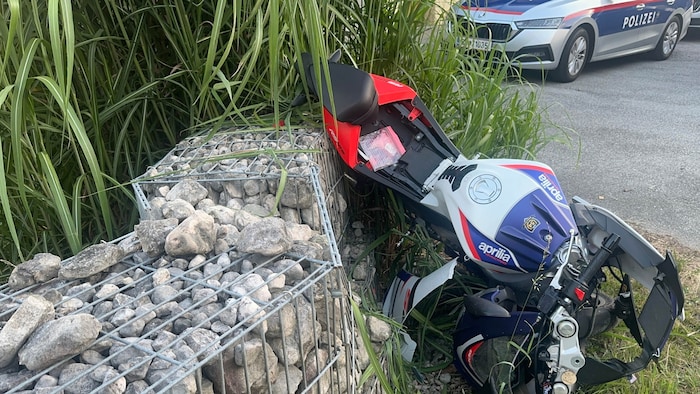 Das Motorrad wurde komplett demoliert.