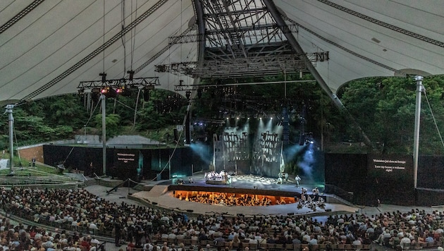 Die Waldoper in Sopot: 5000 Besucher haben in der beeindruckenden Natur-Arena mitten im Wald ...