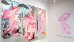 Ines Valentinitsch, Ausstellungsansicht mit dem Triptychon „Veronica“ (Öl auf Spiegel, 2025, 200 ...