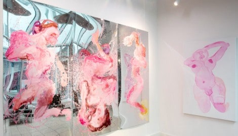 Ines Valentinitsch, Ausstellungsansicht mit dem Triptychon „Veronica“ (Öl auf Spiegel, 2025, 200 ...