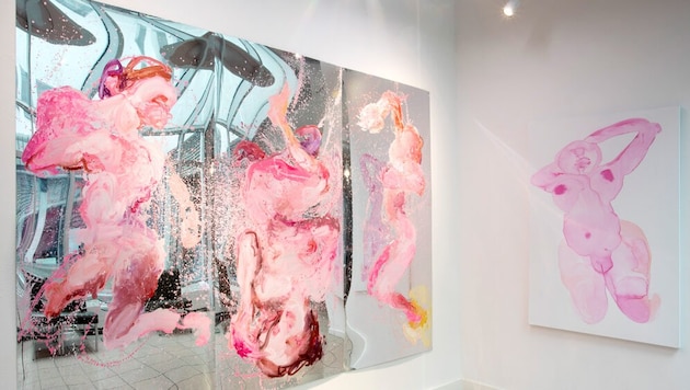 Ines Valentinitsch, Ausstellungsansicht mit dem Triptychon „Veronica“ (Öl auf Spiegel, 2025, 200 ...