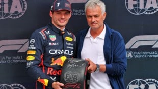 Max Verstappen (li.; hier mit Star-Trainer Jose Mourinho) startet in Silverstone etwas ...