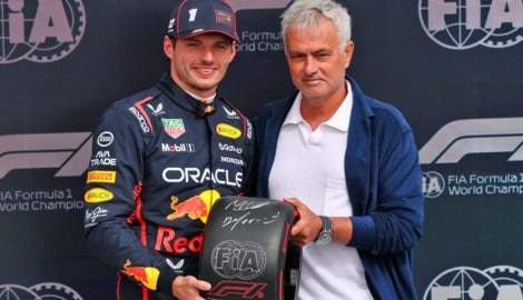 Max Verstappen (li.; hier mit Star-Trainer Jose Mourinho) startet in Silverstone etwas ...
