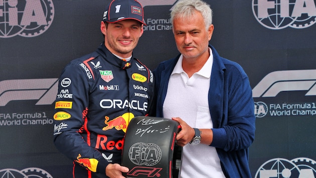 Max Verstappen (li.; hier mit Star-Trainer Jose Mourinho) startet in Silverstone etwas ...