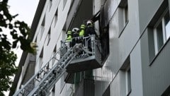 Die Feuerwehr bekämpfte das Feuer auch von außen.