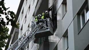 Die Feuerwehr bekämpfte das Feuer auch von außen.