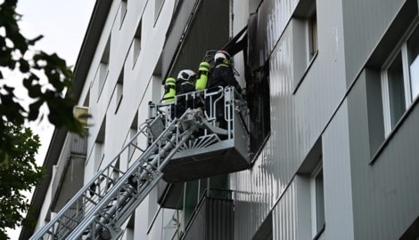 Die Feuerwehr bekämpfte das Feuer auch von außen.